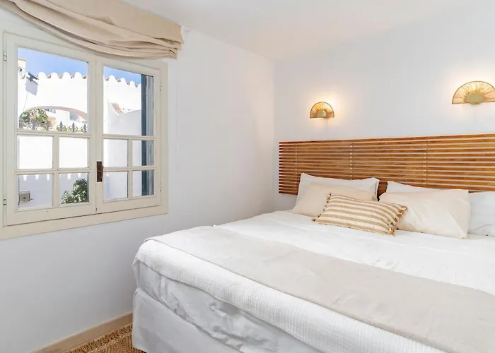 Modern In Cabopino Port דירה *